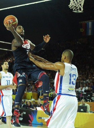 逆天操作！盖耶飞身劈空隔人暴扣，单臂封篮演绎篮下暴力美学