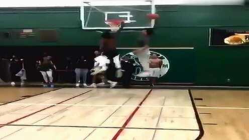 篮下猛兽！盖耶单臂隔人补扣炸裂篮筐，这记霸气的隔人暴扣已成永恒经典！