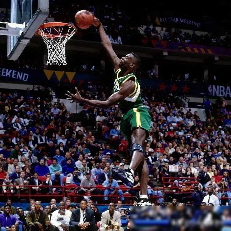 臂展天际，霸气封神！盖耶单臂隔人补扣，炸裂瞬间定格篮坛永恒经典