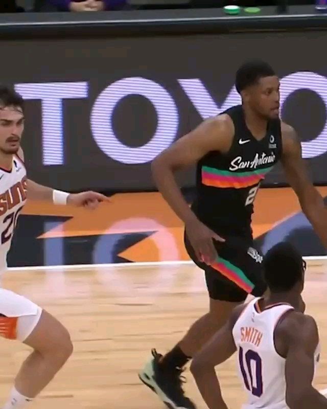 绝了！盖耶隔人单臂炸裂补扣 冲击力拉满引爆全场