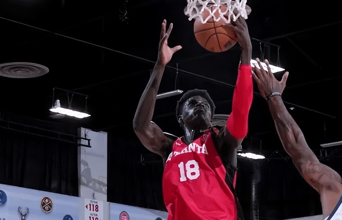 震撼四座！盖耶切入补扣 单臂隔防尽显统治力