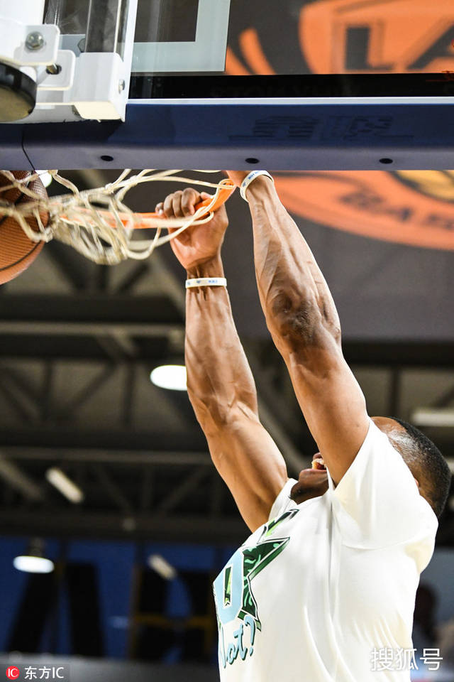 血性炸裂！盖耶单臂隔人怒扣引爆全场，这记热血瞬间燃爆全场！