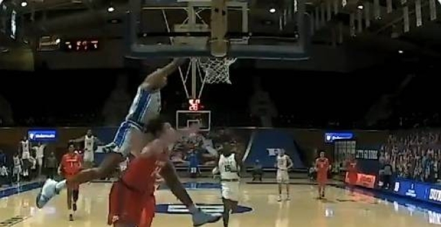 燃到飞起！盖耶隔人单臂暴力补扣，炸裂篮筐的暴力美学盛宴！