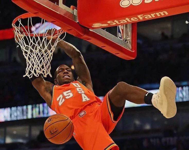 盖耶杀疯了！隔人单臂补扣炸裂篮筐，暴力美学拉满引爆全场