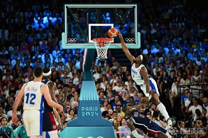 全场沸腾！盖耶隔人暴力补扣 单臂炸裂引爆全场视觉盛宴！