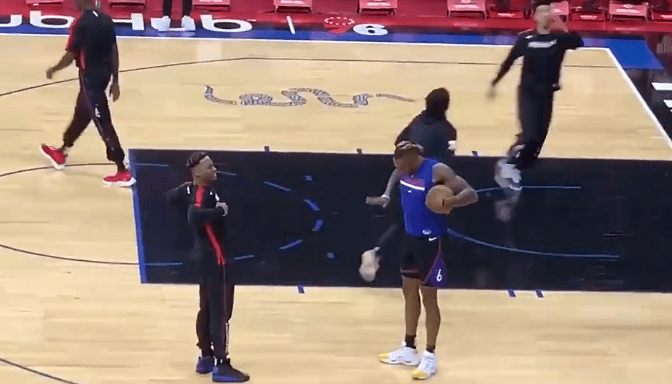 炸裂！盖耶上演飞身单臂隔人暴扣！这记逆天操作太秀了，篮筐都颤抖！