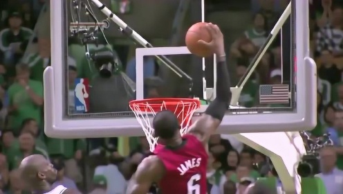 单臂劈雷！盖耶飞身补扣隔人钉筐，这一刻赛场为他燃爆！