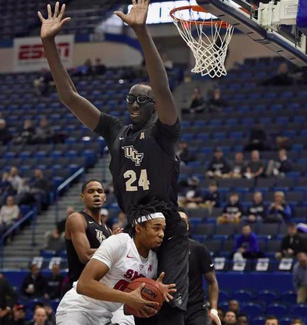 震撼四座！盖耶切入补扣炸裂篮筐，单臂隔防尽显无敌统治力