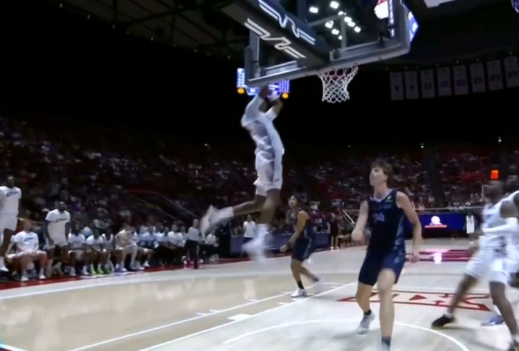 血性炸裂！盖耶单臂隔人惊天补扣 引爆全场狂热浪潮