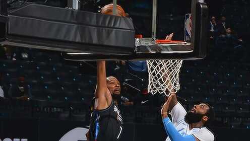 炸翻赛场！盖耶单臂隔防补扣 观众疯狂欢呼