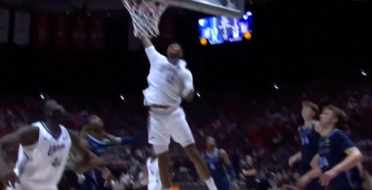 盖耶太猛了！隔人单臂补扣炸裂篮筐，这记神仙操作直接点燃全场！