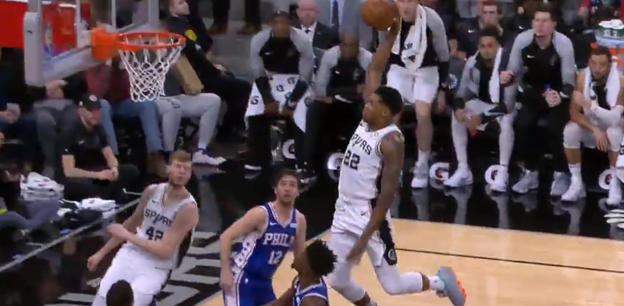 炸翻全场！盖耶隔人补扣 单臂炸裂点燃气氛