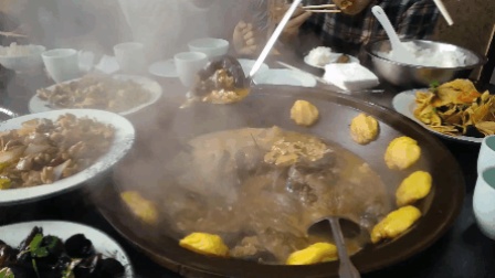 铁锅炖里炖真情，台湾游客在东北，被邻桌硬核买单暖到心窝里