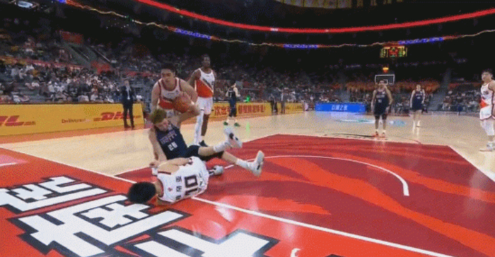 赛场惊魂！周琦遭萨姆纳顶翻失控误伤徐杰，比赛险些陷入混乱