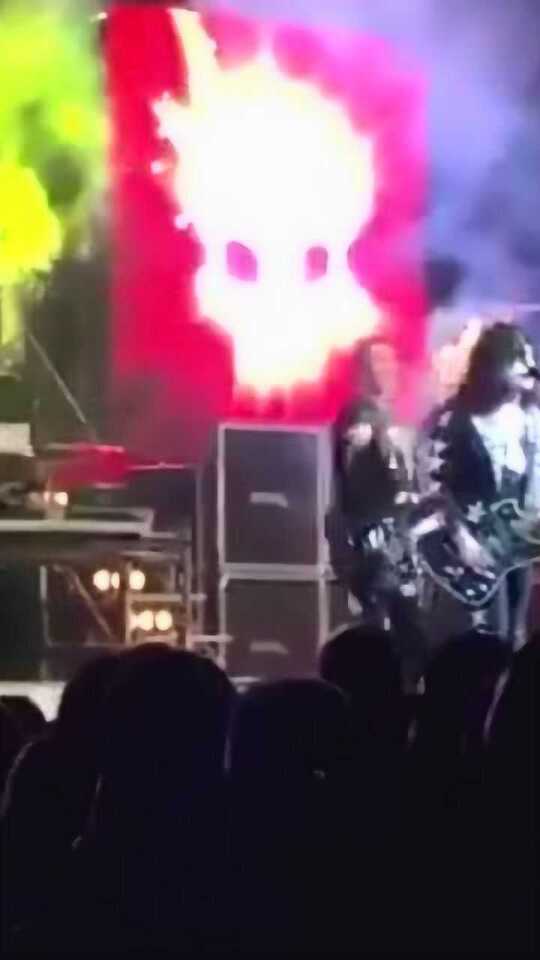 跨年狂欢变头等大事！小伙喷火表演不慎引燃头发，安全警钟长鸣