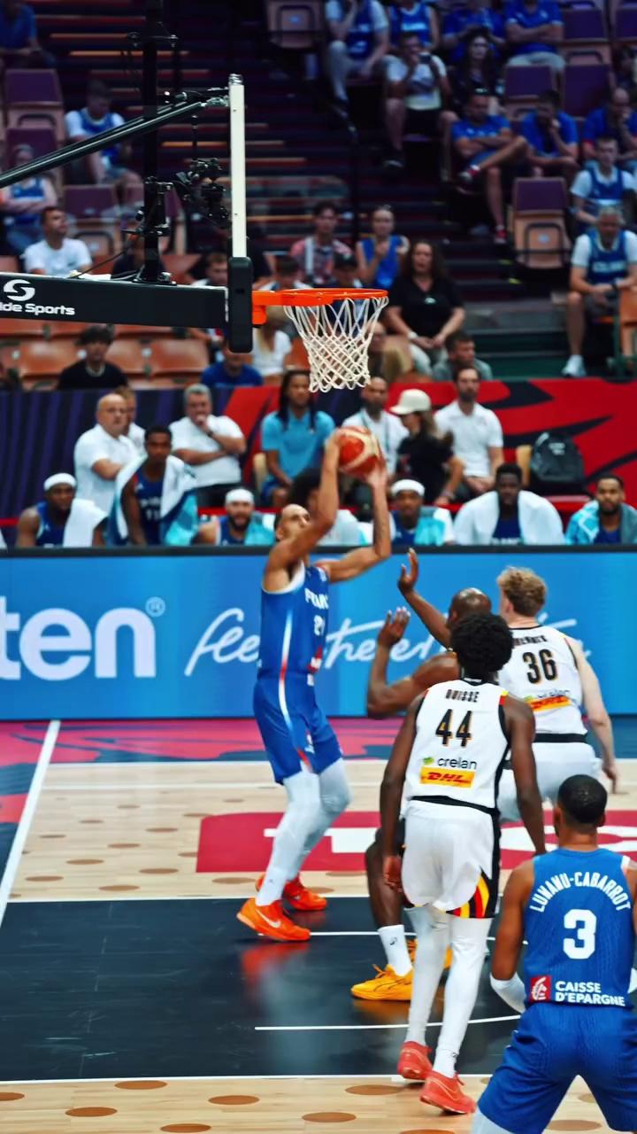 热血瞬间！盖耶单臂隔人补扣 引爆全场激情