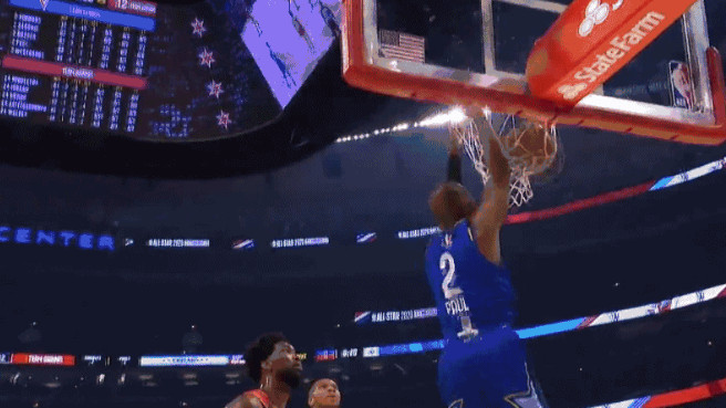 单臂劈空！盖耶隔人暴扣引爆狂喜，球队士气瞬间暴涨！